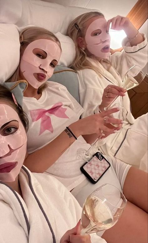 2024 girls 💅🏻💗 Fancy Sleepover Aesthetic, Craft Night Aesthetic, Batool Core, Pic To Recreate, Apartment Activities, Drømme Liv, Photos Bff, Lev Livet