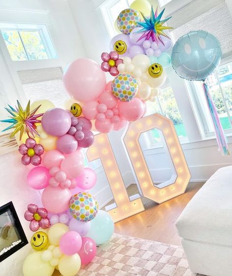 Preppy Birthday Party Background, Cheap Easy Party Decorations, Stoney Clover Inspired Birthday, Preppy Birthday Decoration Ideas, Smiley Face Disco Party, Preppy Birthday Balloons, 10 Is A Vibe Birthday Party, Daisy And Smiley Face Party, Stoney Clover Birthday Cake