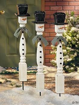 Old Chair/Table Legs turned upside down and painted as snowmen Spindle Snowmen, Diy Schneemann, Diy Snowman, Snowman Crafts, Diy Weihnachten, Noel Christmas, Winter Crafts, Christmas Deco, Xmas Crafts