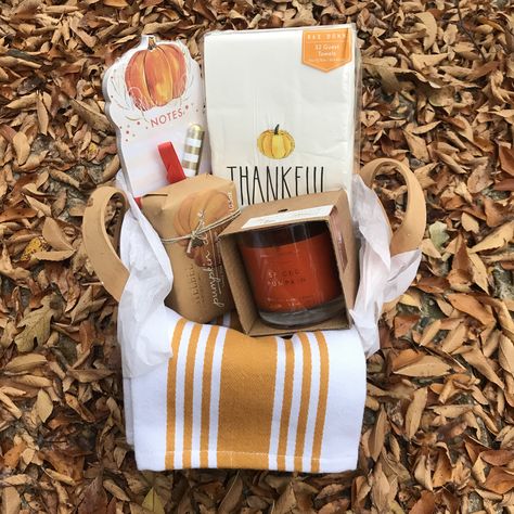 Hostess Gift Thanksgiving, Thanksgiving Gifts Teachers, Thanksgiving Friend Gifts, Thanksgiving Hostess Gifts Basket, Thanksgiving Gift Basket For Teacher, Teachers Thanksgiving Gifts, Friendsgiving Basket Ideas, Thanksgiving Gift Ideas For Family, Neighbor Christmas Gift Basket