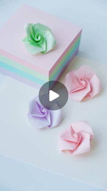 Post It Note Origami Rose, Crafts From Sticky Notes, How To Make A Flower With Sticky Notes, Origami Using Sticky Notes, Rose Origami Tutorial Easy, Sticky Notes Diy Crafts, Sticky Note Crafts Origami, Oragami Ideas Cute Sticky Note, Post It Notes Origami