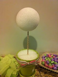 Diy Topiaries, Candy Topiary, Easter Topiary, Candy Centerpiece, Daycare Gifts, Easter Centerpieces Diy, Truffula Trees, Lolly Buffet, Candy Centerpieces