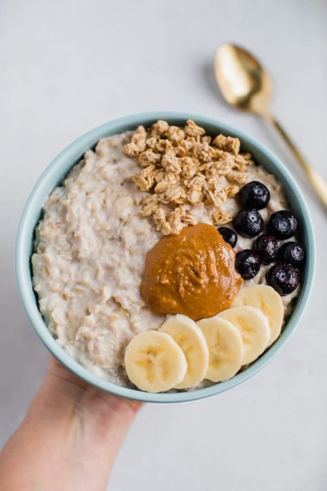 Start your morning with a creamy, protein-packed bowl of oatmeal with this easy recipe for Greek yogurt oatmeal! You'll love this delicious combo. #protein #oatmeal #healthy #recipe #greekyogurt Geek Yogurt Recipes, Resep Oatmeal, Greek Yogurt Oatmeal, Yogurt Oatmeal, Oatmeal Healthy, Bowl Of Oatmeal, Oatmeal Toppings, Protein Oatmeal, Famke Janssen