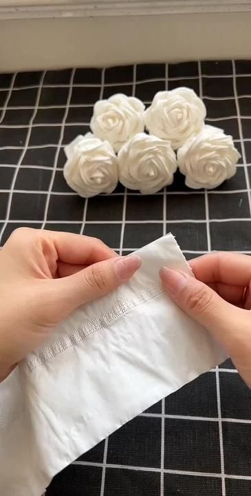 Roses With Tissue Paper, Tissue Paper Flowers Easy, Paper Bouquet Diy, Tissue Paper Roses, Paper Roses Diy, Tissue Paper Flowers Diy, Gubahan Bunga, Handmade Roses, How To Make Rose