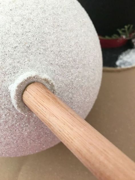 This is so darn cute! | diy home decor | diy snowman | #homedecor #snowman | sponsored Natal, Easy Snowman Decorations, Fake Snowman Diy, How To Make A Large Fake Snowman, Diy Snowmen Using Styrofoam Balls, Christmas Snowmen Diy, Diy Winter Wonderland Decorations Outdoor, Large Snowman Diy, Diy Large Snowman