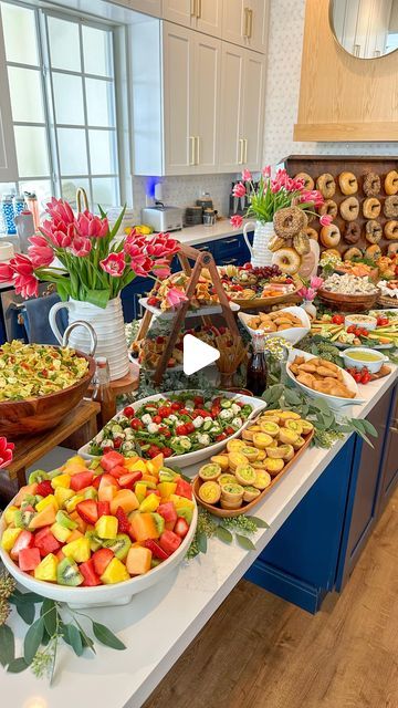 Alex Kamper | Kamper’s Kitchen on Instagram: "In our brunch era 💁🏻‍♀️⁣
⁣
⁣
⁣
⠀⁣⁣
#kamperskitchen #brunch #bridalshower #babyshower #food" Brunch Charcuterie Table Ideas, Tea Party Brunch Food, Tea Party Food Table Display, Kampers Kitchen, Brunch Baby Shower Food, Bridal Brunch Food, Food Display Table, Breakfast Platter, Brunch Food