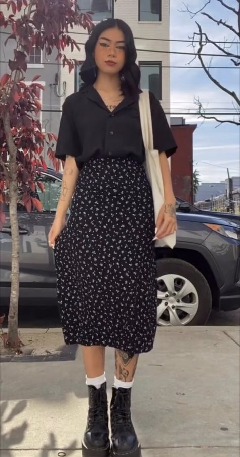 Midi Skirt Fall Outfit, Printed Midi Skirt Outfit, Midi Skirt Outfit Aesthetic, Midi Skirt Outfit Fall, Floral Midi Skirt Outfit, Mid Skirt Outfits, Doc Martens Floral, Rockstar Girlfriend Outfit, Black Midi Skirt Outfit