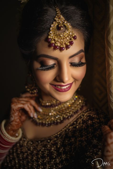 Bridal Mackup Photoshoot, Bride Images Indian, Jwellary Shoot Poses, Bridal Makeup Photos, Bride Mackup Poses, Bridal Makeup Photography Poses, Bride Makeup Pose, Indian Bride Makeup Photography, Bride Makeup Shoot Poses