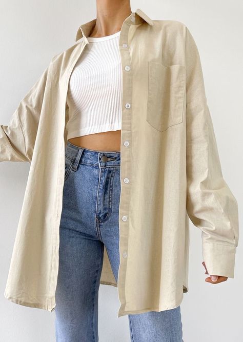 Oversized Beige Jacket Outfit, Beige Chemise Outfit, Oversized Chemise Outfit, Oversized Blouse Outfit Summer, Oversized Beige Shirt Outfit, Oversized Brown Shirt Outfit, Beige Oversized Shirt Outfit, Beige Blouse Outfit Casual, Beige Shirt Outfit Women