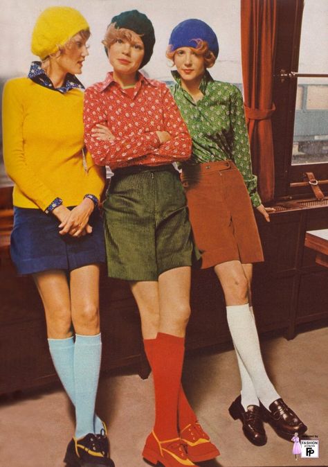 Groovy 70's -Colorful photoshoots of the 1970s Fashion and Style Trends - The Vintage News Late 50s Fashion, 70s Modern Fashion, Modern 70s Fashion, 1972 Fashion, Mode Teenager, Colorful Photoshoot, Style Année 70, Decades Fashion, Mode Retro