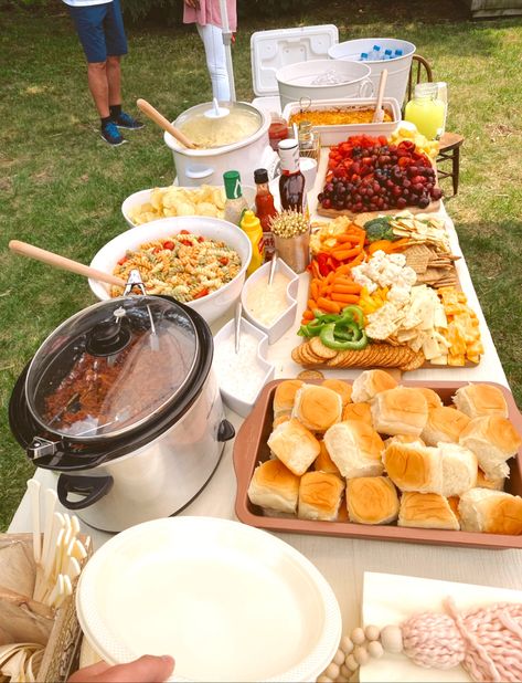 Bbq Party Ideas Decorations Backyards, Summer Bbq Aesthetic Party, Bbq Party Layout Ideas, Outside Dinner Party Food, Dinner Ideas For Birthday Parties, Summer Dinner Party Ideas Food, Engagement Party Cookout Ideas, Bbq Party Set Up, Bbq Table Set Up