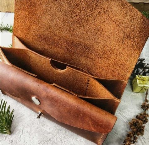 Couture Cuir, Diy En Cuir, Diy Leather Projects, Leather Wallet Pattern, Leather Diy Crafts, Brown Leather Wallet, Women Wallet, Bag Sewing, Handmade Leather Wallet