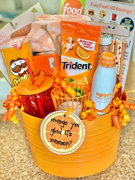 Orange Snack Basket, Teacher Summer Gift Basket, Gift Basket Ideas Teacher, Summer Gift Basket Ideas, Pics From The 90s, Teacher Summer Gift, Summer Gift Basket, Teacher Appreciation Gift Baskets, Summer Gift Baskets