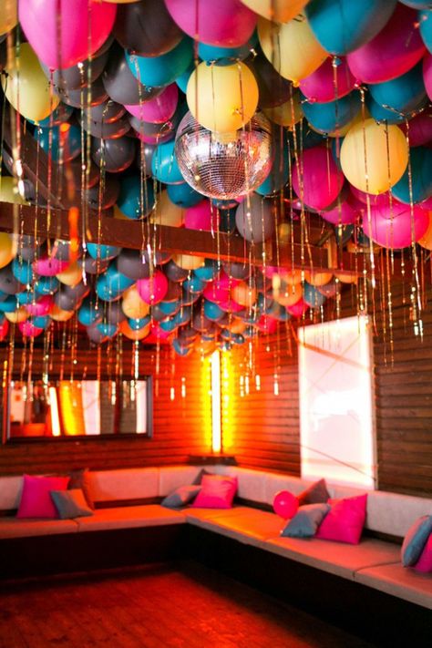 Fun wedding inspiration that would work for cool party too! Rustic Wedding Decorations, 70s Party, Karaoke Party, Colorful Balloons, Mehndi Decor, Diy Balloon Decorations, Festa Party, 80s Party, Balloon Diy