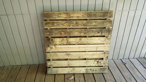 Pallet Sign and Garden Planter All In One How To Make A Pallet Stand Up, What To Do With Wood Pallets, Things To Do With Wood Pallets, Things To Do With Pallets Projects, Projects Made From Pallets, Art With Pallets, Build A Fence With Pallets, Diy Wood Pallet Wall, Ideas For Wooden Pallets