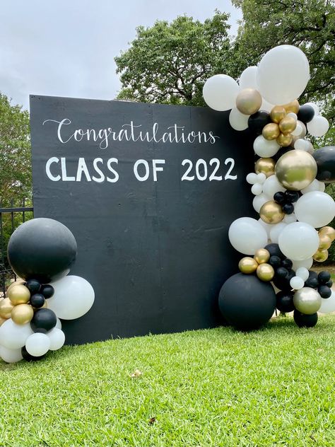 Photo Booth Graduation, Backdrop With Balloons, Photo Booth Backdrop Graduation, Farewell Party Decorations, High School Graduation Party Ideas, Graduation Party Photo Booth, Graduation Party Pictures, Graduation Party Backdrops, Backyard Graduation Party