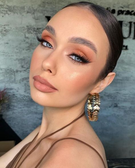 Own the Winter Weather by Sporting Apricot Crush Colored Makeup Looks Golden Peach Makeup, Peach Bridal Makeup, Glam Winter Makeup, Peach Makeup Look, Trucco Glam, Winter Makeup Looks, Makeup Looks Winter, Peach Eye Makeup, Glam Makeup Looks