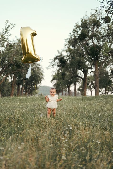 Crib First Birthday Pictures, 1st Pictures Birthday Photo Ideas, One Year Old Photos Outside, Outdoor 1st Bday Photoshoot, 1 Year Diy Photo Shoot, 1st Birthday Shoot Outdoor, 1st Bday Family Photos, 1 Balloon Photoshoot, Year 1 Photoshoot