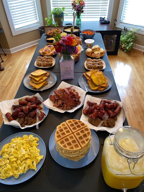 Host Breakfast Ideas, Breakfast Buffet Ideas Families, Home Style Breakfast, Group Breakfast Aesthetic, Big Breakfast Ideas Brunch, Huge Breakfast Buffet, Breakfast For Him Romantic, Buffet Style Breakfast, Birthday Breakfast Buffet