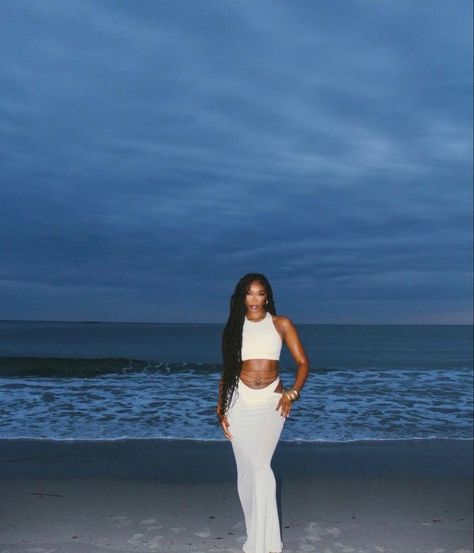 Autumn Date Night, Mythology Dress, Ocean Beach Aesthetic, Winter Outfit Cold, Aesthetic Beach Photo, Comfy Aesthetic, Gif Fashion, Summer Photo Ideas, Pic Black