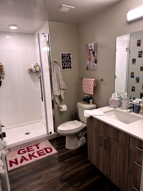 College Apartment Bathroom, Vibey Apartment, Girls Apartment, Bathroom Dorm, Girl Bathroom, College House Decor, Girly Bathroom, Chambre Inspo, Dorm Bathroom