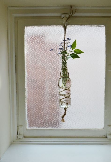 Bottle Vase Boho Chic Decor Diy, Macrame Bottle, Hanging Plants Diy, Hanging Vase, Bottle Vases, Boho Style Decor, Makramee Diy, Diy Macrame Plant Hanger, Geometric Vases