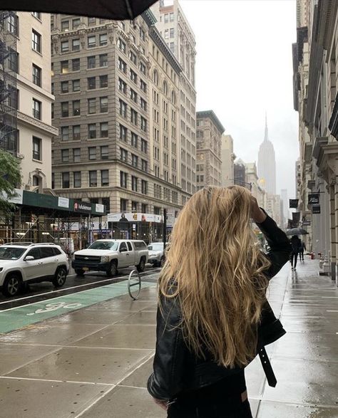 Balayage, January Girl Aesthetic, Sunset City Photoshoot, Downtown Girl Aesthetic Pfp, Nyc Girl Aesthetic, City Life Aesthetic, Photo New York, Estilo Ivy, Looks Pinterest