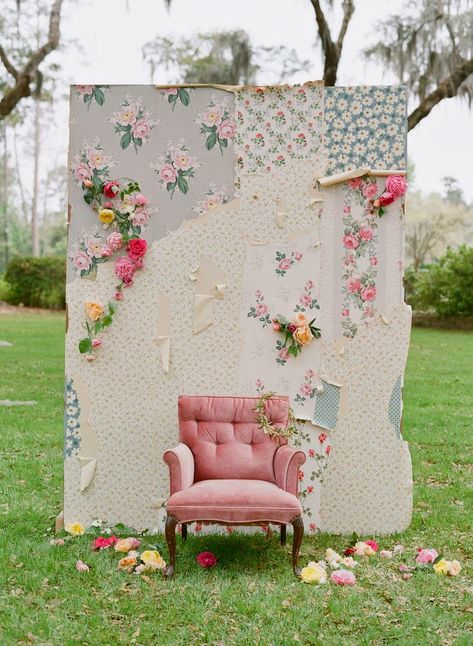 DIY Peeling Wallpaper Effect Outdoor Photo Booths, Diy Fotokabine, Diy Photo Backdrop, Photos Booth, Diy Photo Booth, Foto Tips, Alice In Wonderland Party, Mad Hatter Tea, Mad Hatter Tea Party