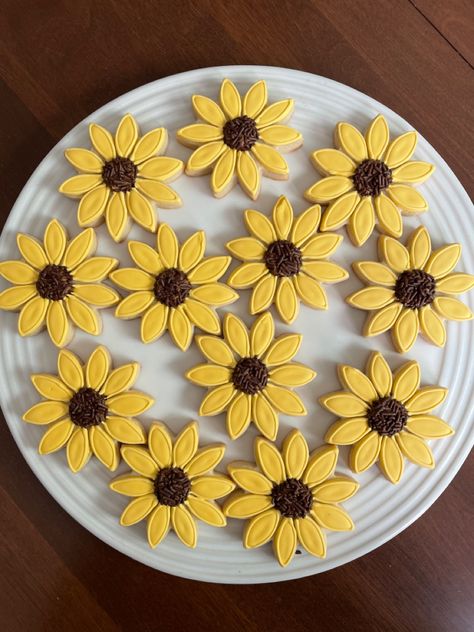 Sunflower Themed Desserts, Decorated Sunflower Cookies, Royal Icing Sunflower Cookies, Sunflower Cutout Cookies, Sunflower Royal Icing Cookies, Sunflower Decorated Cookies, Sunflower Cookies Royal Icing, Sunflower Biscuits, Sunflower Cookies Decorated