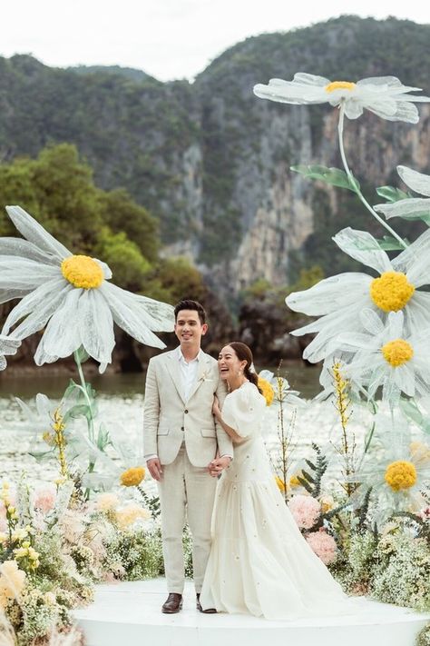 Thailand Wedding, Daisy Wedding, Wedding Backdrop Design, Rainbow Wedding, 100 Layer Cake, Giant Flowers, Wedding Stage, Big Flowers, Popular Wedding