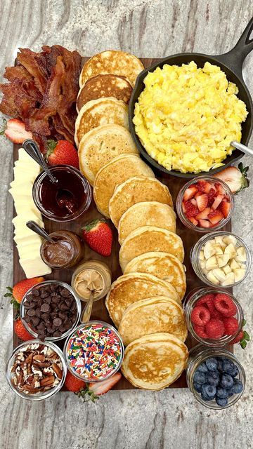 Breakfast Night Ideas, Breakfast Food Party, Charcuterie Board Ideas For Dinner, Small Pancakes Ideas, Wedding Party Breakfast Ideas, Cute Brunch Food Ideas, Breakfast Feast Ideas, Kids Breakfast Charcuterie Board, Birthday Party Breakfast Ideas