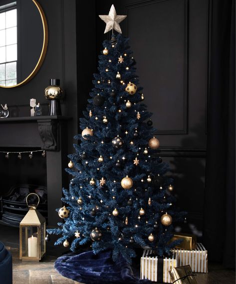 10 Christmas tree themes – festive trends for 2021 | Real Homes Natal, Black Christmas Tree Decorations, Blue Christmas Tree Decorations, Blue Christmas Decor, Christmas Themes Decorations, Blue Christmas Tree, Black Christmas Trees, Christmas Tree Inspiration, Christmas Tree Ideas