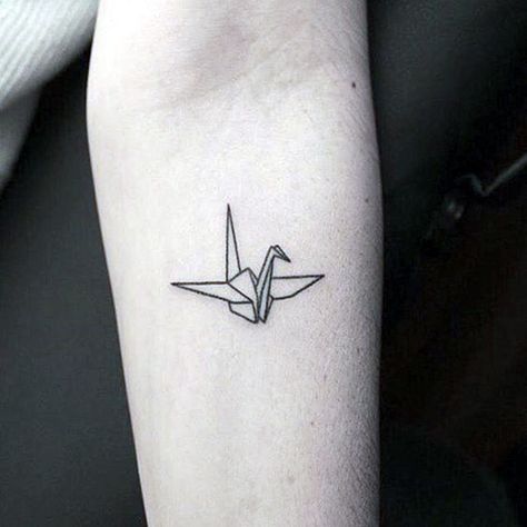 Lovely Origami Tattoo Designs (In Trend) (13) Paper Crane Tattoo, Symbole Tattoo, Swan Tattoo, Origami Tattoo, Crane Tattoo, Sister Tattoo, Tattoo Trend, Tattoo Paper, Small Girl Tattoos