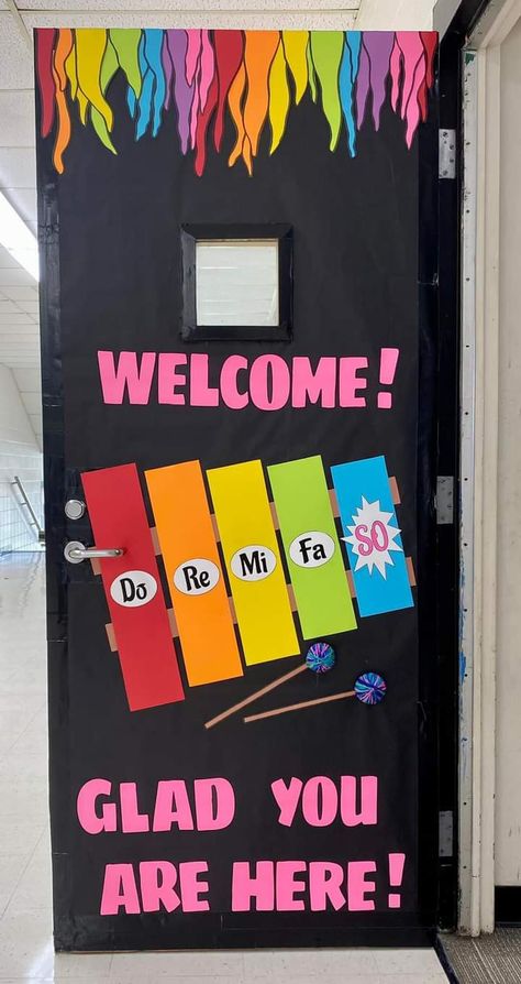 Music Themed Classroom Decorations, Music Classroom Door Decorations, Diy Music Classroom Decor, Elementary School Music Room Design, Music Classroom Bulletin Board Ideas, Band Room Decor School, Music Class Door Decor, Music Teacher Classroom Decorations, Music Teacher Room Ideas