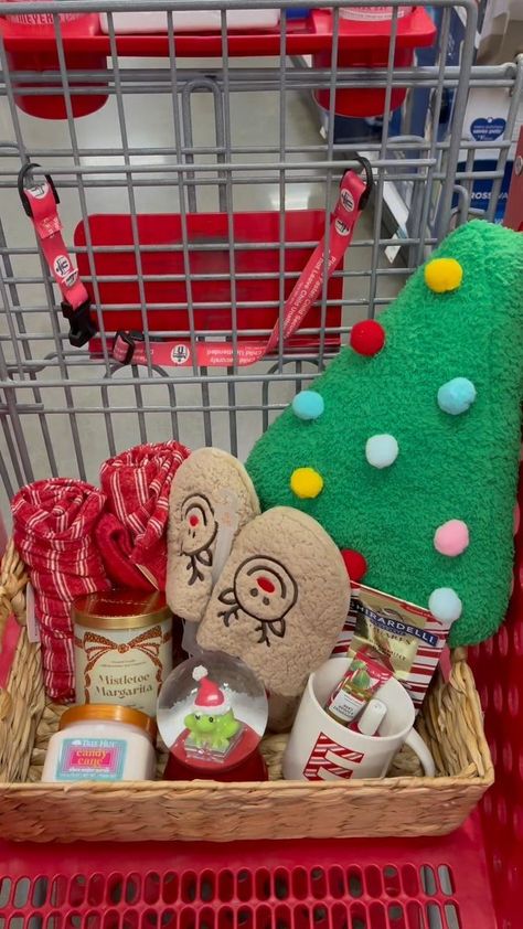 Christmas Basket Gift Ideas Friends, Boy Best Friend Gifts, Diy Christmas Baskets, Spooky Basket, Christmas Gift Hampers, Buddy Gifts, Target Christmas, Holiday Baskets, Cute Gifts For Friends