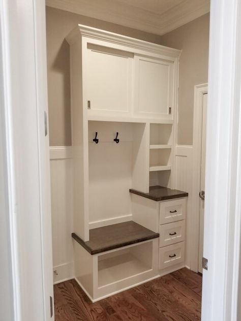 Custom Mudrooms & Mud Benches — Woodmaster Custom Cabinets Corner Entryway Bench Diy, Custom Drop Zone, Mudroom Counter Ideas, Mud Room Bench With Drawers, Diy Entryway Lockers, Hall Tree Dimensions, Hall Desk Ideas, Drop Zone With Countertop, L Shaped Drop Zone