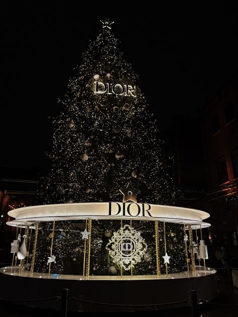 sxhxta Dior Christmas Tree, Dior Christmas, Distillery District Toronto, Toronto Distillery District, Mary Christmas, Best Christmas Markets, Winter Wonderland Party, Holiday Village, Christmas Villages