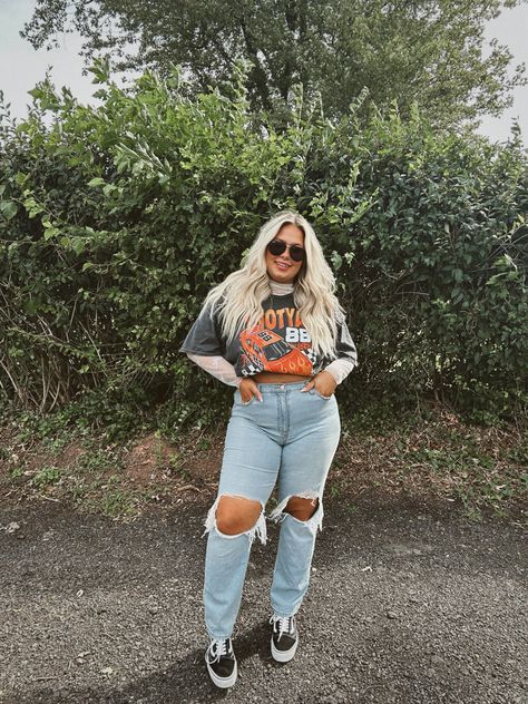 Platform Concert Outfit, Trendy Outfit Ideas Plus Size, T Shirt Outfit Midsize, Grungy Mom Outfits, Hip Style Outfits, Edgy Fashion Midsize, Mid Size Graphic Tee Outfit, Chunky Mom Outfits, Yallternative Outfits Plus Size