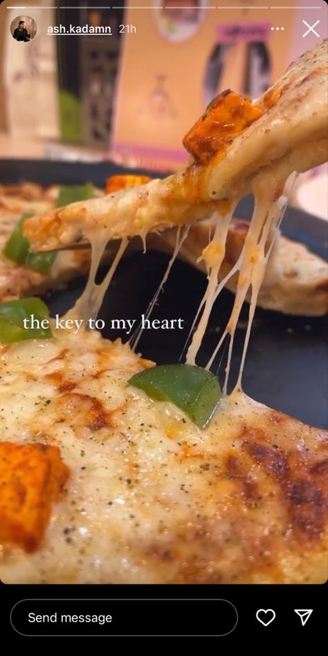 Food Photo For Instagram Story, Ideas For Stories Instagram, Pizza Pose Instagram, Music For Food Stories, Cool Stories Instagram, Instagram Pizza Story Ideas, Caption For Pizza Picture, Insta Story Of Yourself, Pizza Ig Story Ideas