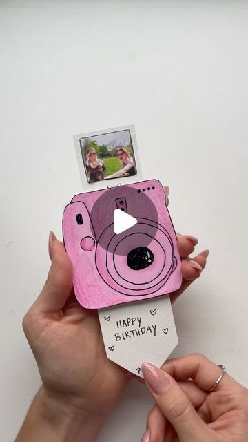 ангелина on Instagram: "Back with a new gift idea 🎀   #diy #diycrafts #diygifts #giftideas #papercrafts #photogifts #reels #explorepage" Photo Birthday Cards Diy, How To Make Camera With Paper, Diy Gift Ideas Paper, Cute Gift Ideas With Paper, Diy Camera Photo Gift, Present Ideas With Photos, Polaroid Card Diy, Cute Cardboard Crafts Easy, Birthday Gift Ideas Craft