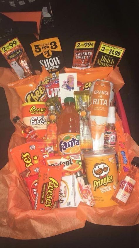 Gift Baskets For Girlfriends, Baskets For Girlfriends, Orange Gift Basket, Birthday Surprise For Girlfriend, Surprise For Girlfriend, Parfum Victoria's Secret, Snacks And Drinks, Diy Gifts For Girlfriend, Boyfriend Gift Basket