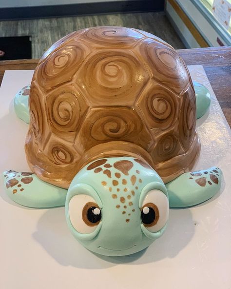 The CUTEST turtle cake there ever was! 🐢 Pastel, Turtle Theme Cake Ideas, Turtle Shaped Cake, Sea Turtle Cake Birthdays, Turtle Cake Ideas, Sea Turtle Birthday Cake, Pool Birthday Cakes, Clay Turtles, Turtle Cakes