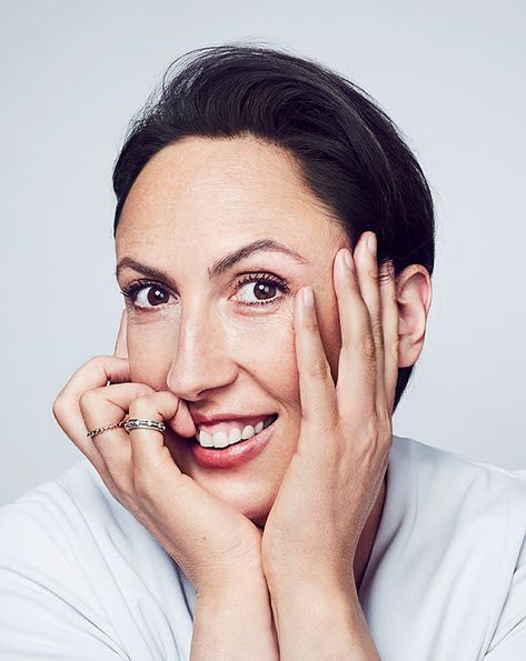 Miranda Hart the amazing and funny English comedian Miranda Tv Show, Miranda Hart, Funny English, The Comedian, Drama School, Italian Words, Workout Warm Up, I Miss Her, People Laughing