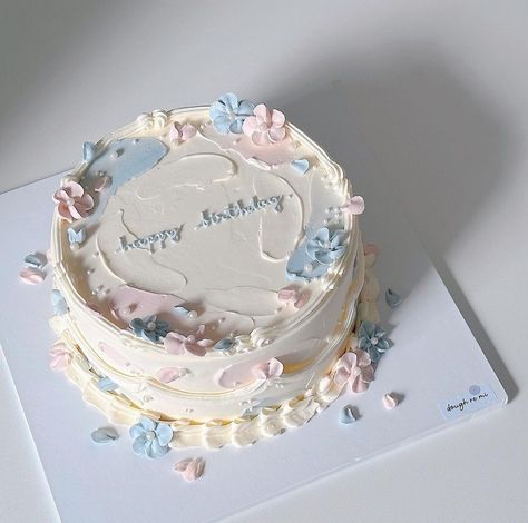 Birthday Cake Vintage, 35 Birthday, Rodjendanske Torte, Small Birthday Cakes, Vintage Birthday Cakes, Idee Babyshower, Desain Quilling, Elegant Birthday Cakes, Engagement Cake