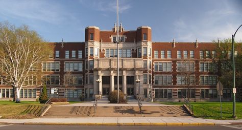 American High School Building, Aesthetic Highschool Building, Boarding School Architecture, American High School Exterior, Highschool Exterior, School Pictures Aesthetic, School Building Design Exterior, American School Aesthetic, High School Exterior