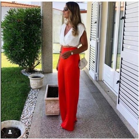 Red Color Outfits For Women, Zara Summer Outfits 2024, Red White Outfits For Women, Speaker Outfits Women, Outfit Pantalon Rouge, Red Trouser Outfit Women, Wide Leg Red Pants Outfit, How To Wear Red Pants, Red Dress Pants Outfit