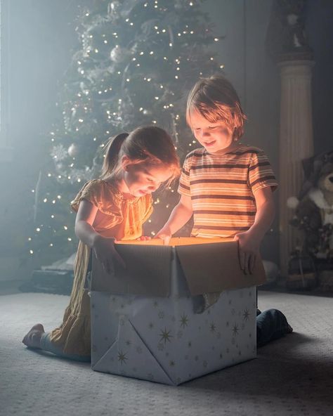 A Father of 4 Takes Pictures of His Kids, Proving That Every Day Is Magical / Bright Side Christmas Photoshoot Kids, Christmas Family Photoshoot, Foto Kids, Xmas Photos, Christmas Promotion, Christmas Shoot, Christmas Mini Sessions, Christmas Family Photos, Foto Baby