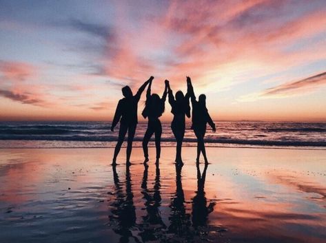 Best Group Photo Ideas for Family, Friends, and Large Groups Photoshoots Friend Beach Pictures, Beach Sunset Pictures, Friendship Vibes, Strand Foto's, Sunset Beach Pictures, Sunset Friends, Bff Pics, Photos Bff, Hey Beautiful