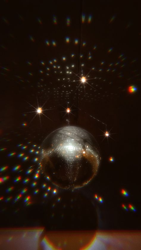 Disco ball out at night Disco Ball Light Reflection, Dark Lights Aesthetic, Moody Disco Ball, Blurred Party Aesthetic, Disco Ball Asthetics, Disco Ball Lockscreen, Saturn Disco Ball, Disco Ball Lights, Dark Disco Aesthetic