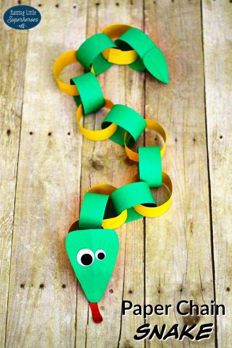 This Paper Chain Snake is a fun craft for any snake fan to make. You can also use this silly animal craft as a countdown to your next trip to the zoo. Paper Chain Snake, Kunst For Barn, Aktiviti Prasekolah, Kraf Kertas, Paper Chain, Paper Chains, Summer Crafts For Kids, Animal Crafts For Kids, Daycare Crafts